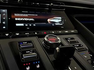 Aston Martin DB12 Onyx Black Carbonbremse Bowers & Wilkins 