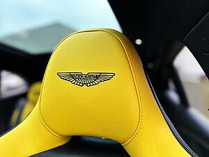 Aston Martin DBX 707 Ultra Yellow Carbon Paket Standheizung 