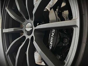 Aston Martin DB11 V8 Coupe Magnetic Silver Onyx Black Carbon Twill 