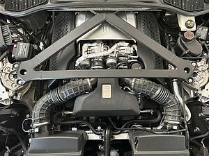 Aston Martin DB11 V8 Coupe Magnetic Silver Onyx Black Carbon Twill 