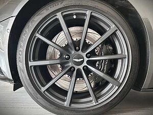 Aston Martin DB11 V8 Coupe Magnetic Silver Onyx Black Carbon Twill 