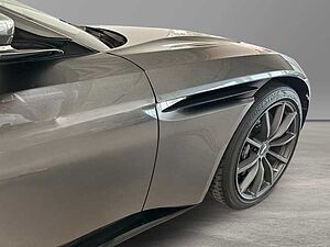 Aston Martin DB11 V8 Coupe Magnetic Silver Onyx Black Carbon Twill 
