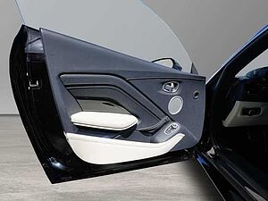 Aston Martin Vantage V8 Onyx Black / Ivory