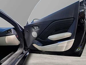 Aston Martin Vantage V8 Onyx Black / Ivory