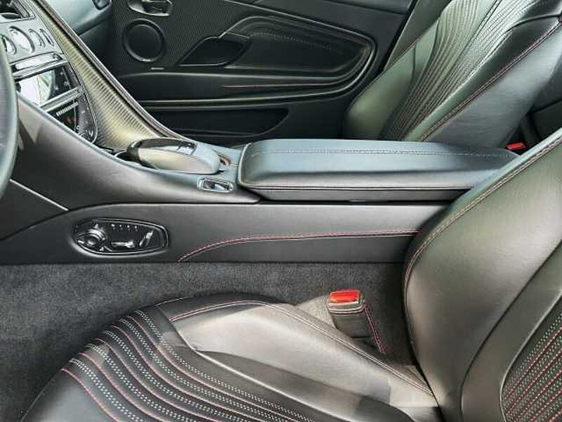 Aston Martin DB11 V8 Coupe Onyx Black Pure Black Carbon Twill