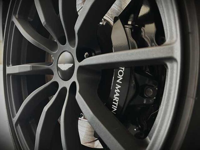 Aston Martin DB11 V8 Coupe Magnetic Silver Onyx Black Carbon Twill
