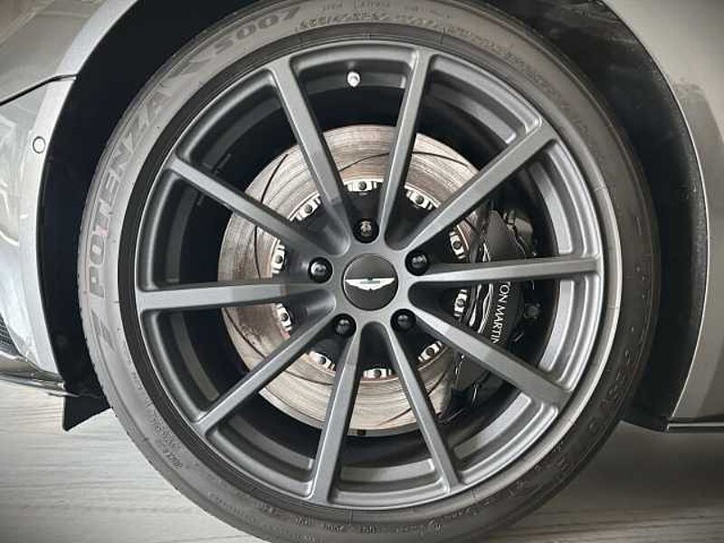 Aston Martin DB11 V8 Coupe Magnetic Silver Onyx Black Carbon Twill