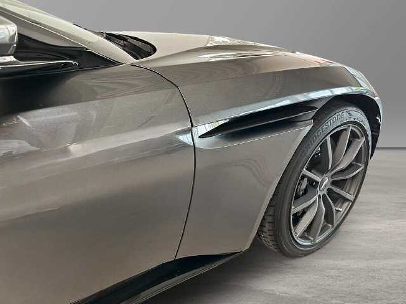 Aston Martin DB11 V8 Coupe Magnetic Silver Onyx Black Carbon Twill